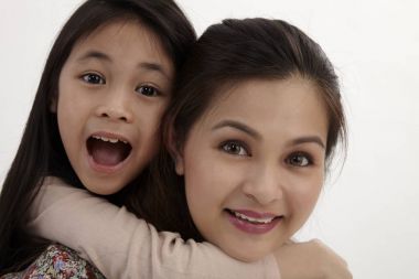 mutlu anne kızına beyaz zemin üzerine izole Piggy geri bırakacak