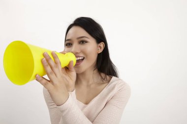 beyaz zemin üzerine sarı megafon kullanan malay kadın 