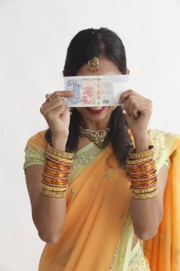 Singapur para tutan sari Hintli kadın  