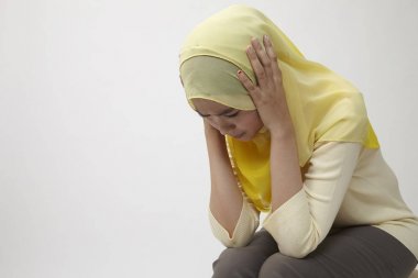 mutsuz kadın oturuyordu aşağı seyir