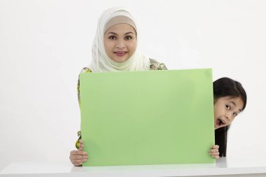 Anne ve kızı afişini holding