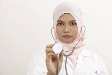 Beyaz arka plan üzerinde Malay kadın doktor