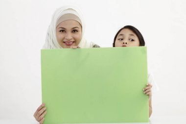 Anne ve kızı afişini holding