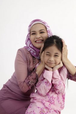   Anne ve kızı sarılma resmi