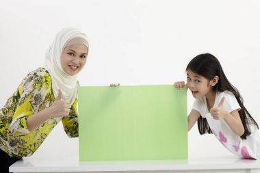 Anne ve kızı afişini holding