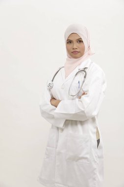 Beyaz arka plan üzerinde Malay kadın doktor