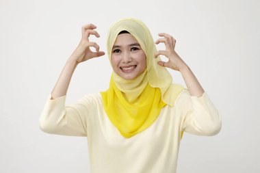  Kameraya biraz kızgın işaret eden kadın  