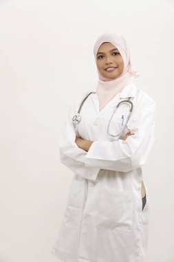 Beyaz arka plan üzerinde Malay kadın doktor