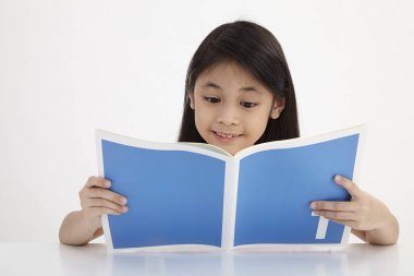 Beyaz arka plan üzerine küçük okuma ders kitabı