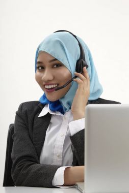 Beyaz arka plan üzerinde poz tudung giyen malay resepsiyonist 