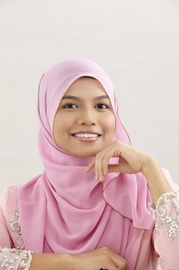 Kameraya bakarak tudung ile mutlu malay kadın