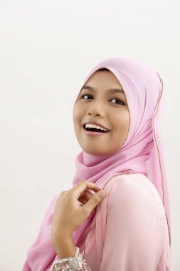 Malay tudung karşılıklı kamera oturan kadınla