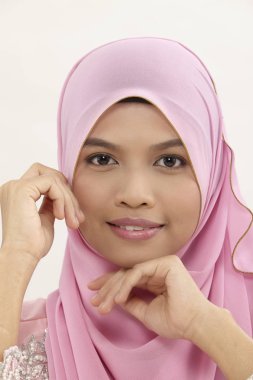 Kameraya bakarak tudung ile Malay kadın yakın çekim