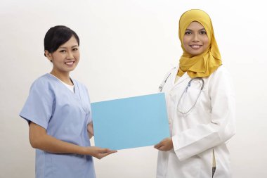 kadın doktor ve hemşire