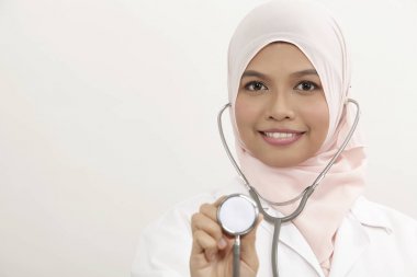Beyaz arka plan üzerinde Malay kadın doktor