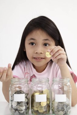 küçük paralar ile üç kaydetme kavanoz