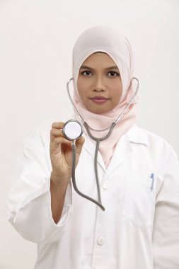 Beyaz arka plan üzerinde Malay kadın doktor