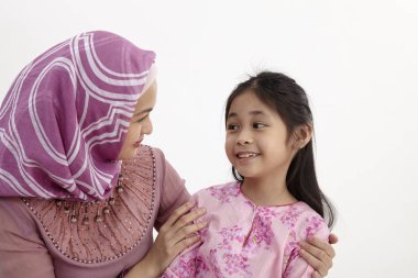   Anne ve kızı sarılma resmi