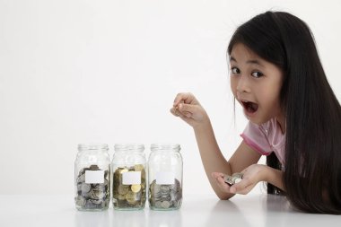 küçük paralar ile üç kaydetme kavanoz