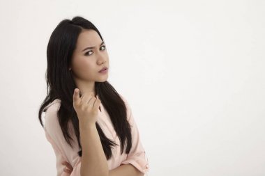 kızgın bir malay kadın yan görünüm