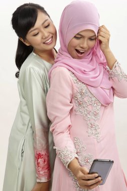 akıllı telefon olan iki mutlu genç Müslüman kadın
