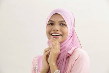 Malay tudung karşılıklı kamera oturan kadınla