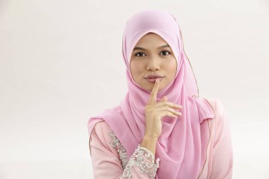 Malay tudung karşılıklı kamera oturan kadınla