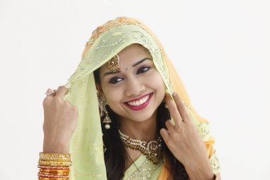 Geleneksel giyim kapak'eşarp ile Hint kadın