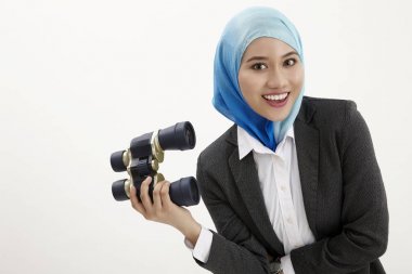 Malay iş kadın holding binocullars