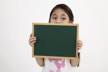 Sevimli küçük kız bir kara tahta holding