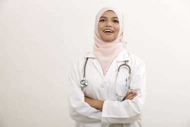 Beyaz arka plan üzerinde Malay kadın doktor