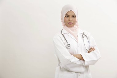 Beyaz arka plan üzerinde Malay kadın doktor