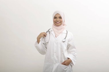 Beyaz arka plan üzerinde Malay kadın doktor