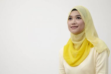 Düşünme malay kadın kadar izole üzerinde beyaz arka plan arıyor