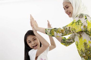 Beş, anne ve kızı vermek