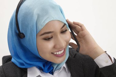 Beyaz arka plan üzerinde poz tudung giyen malay resepsiyonist 