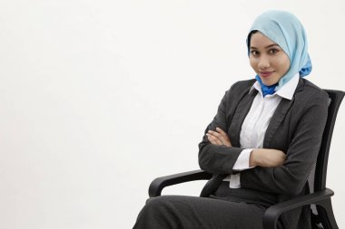 Malay confidient ile kameraya bakarak tudung kadınla