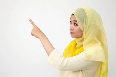 malay kadın gösterilen ve nokta el hareketi ile