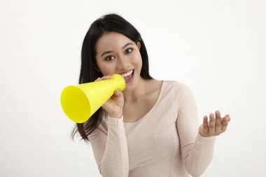 beyaz zemin üzerine sarı megafon kullanan malay kadın 