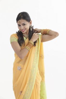 Takı ve sari giyen güneyde Hint bir kadın portresi