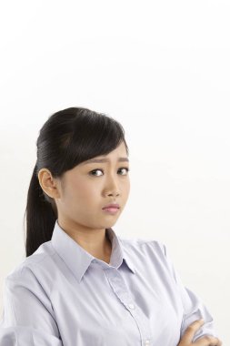 beyaz zemin üzerine düşünceli Asyalı