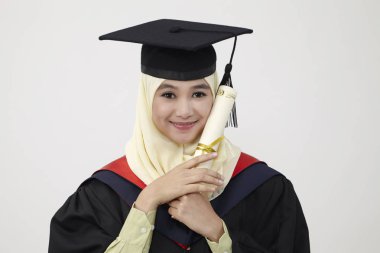  Diploma tutarak ve kameraya gülümseyen kolej mutlu genç kadın 