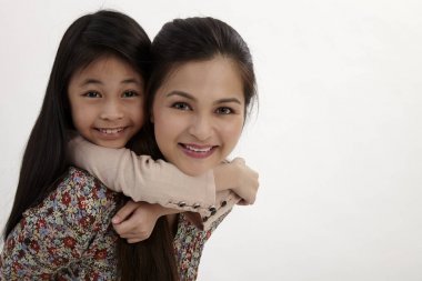 mutlu anne kızına beyaz zemin üzerine izole Piggy geri bırakacak