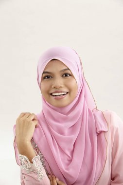 Malay tudung karşılıklı kamera oturan kadınla