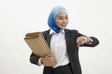 yığın belgeleri mutlu tutan malay iş kadın 