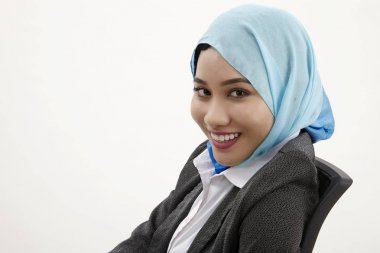 Malay confidient ile kameraya bakarak tudung kadınla