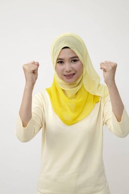  Kameraya biraz kızgın işaret eden kadın 