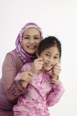   Anne ve kızı sarılma resmi