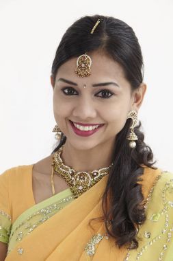 Yüz sıcak samimi gülümseyerek kameraya bakıyor güzel bir genç kadının portresi kapatın  