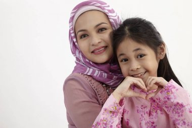  Anne ve kızı kalp şekli jest gösterilen sarılma resmi